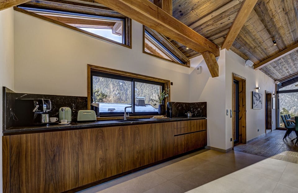 Well equipped kitchen with quality appliances