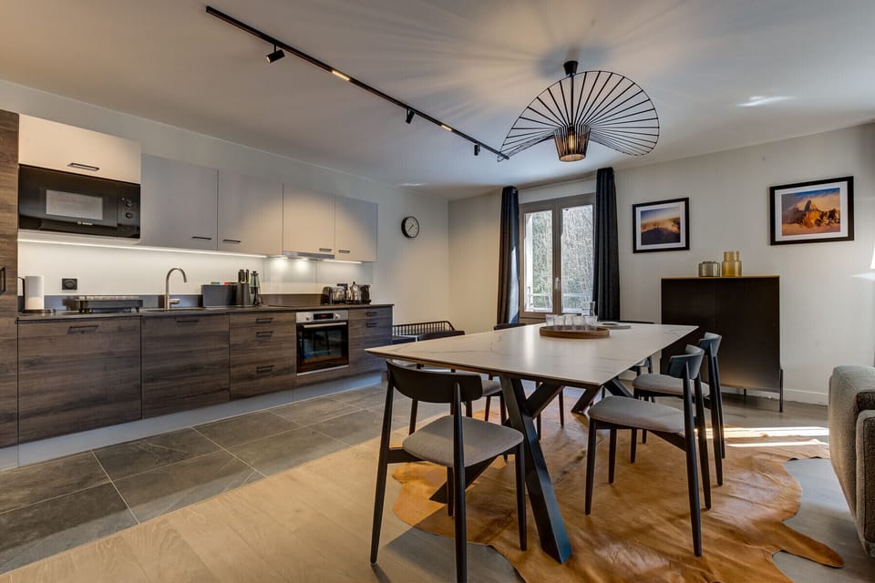 Well equipped kitchen and dining table for 6 people
