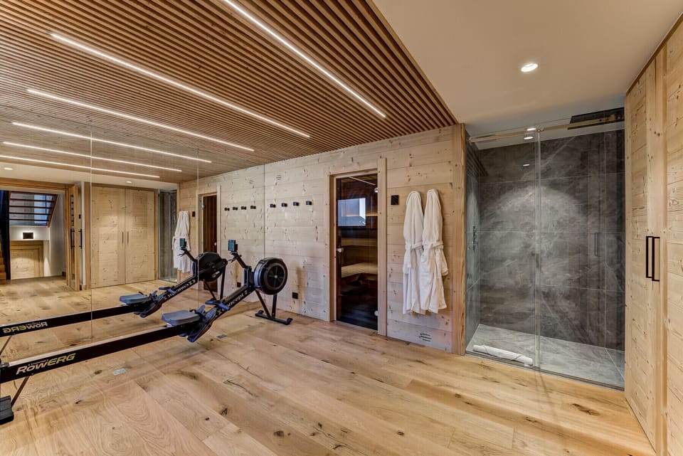 Work-out space with rowing machine, sauna and shower