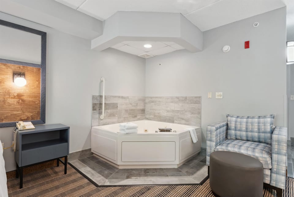 Room, 1 King Bed, Non Smoking, Jetted Tub (Forest View, Balcony) | Desk, iron/ironing board, cribs/infant beds, rollaway beds