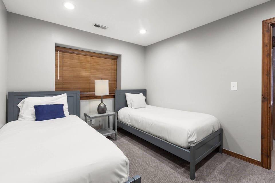 Bear Hollow Village 5458: Lower level bedroom with two twins