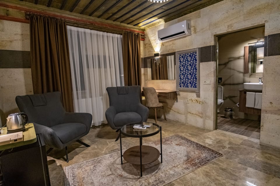 Egyptian cotton sheets, premium bedding, minibar, laptop workspace