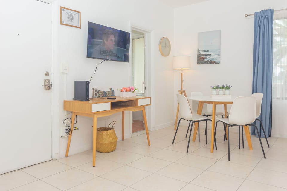 Deluxe Apartment (Ocean Villa n201) | Living area | 32-inch LED TV with digital channels