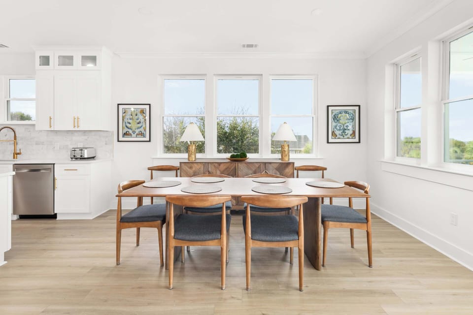 The dining area with seating for 6