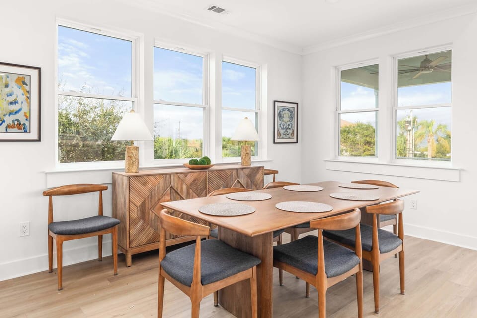 The dining area with seating for 6