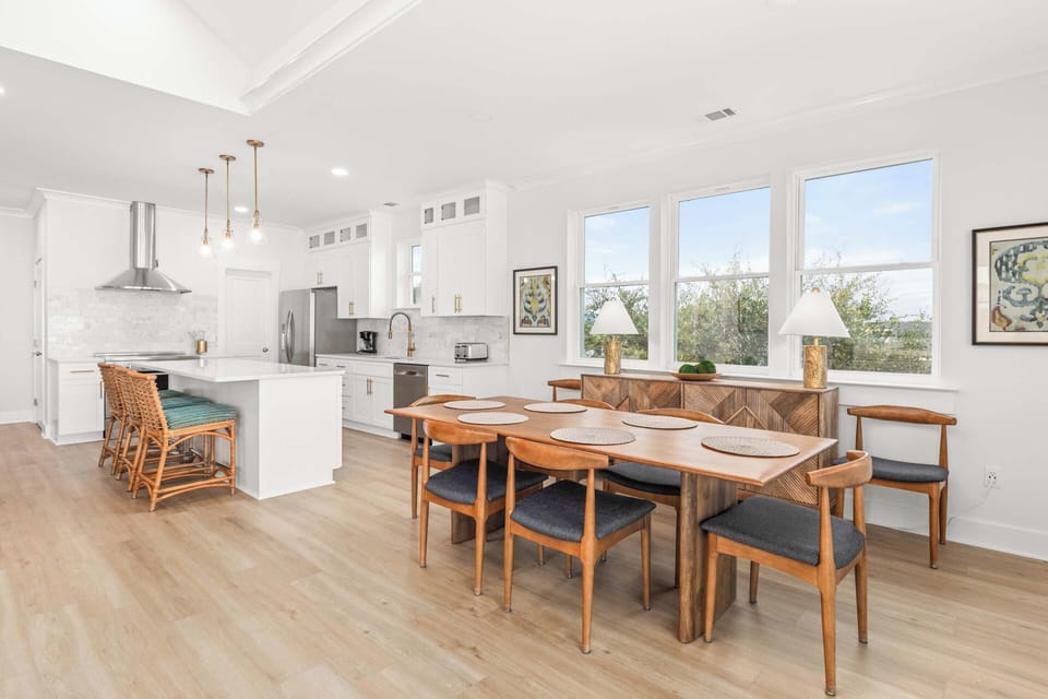 The dining area with seating for 6