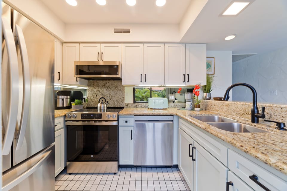 Condo, 1 Bedroom | Private kitchen | Fridge, oven, coffee/tea maker, toaster
