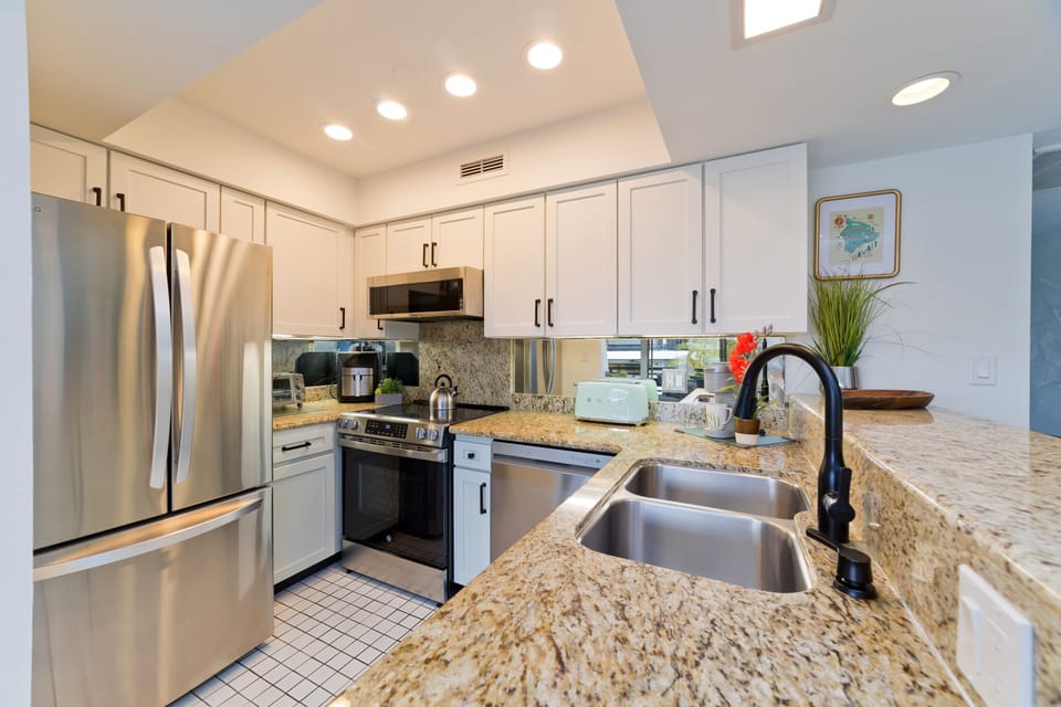 Condo, 1 Bedroom | Private kitchen | Fridge, oven, coffee/tea maker, toaster