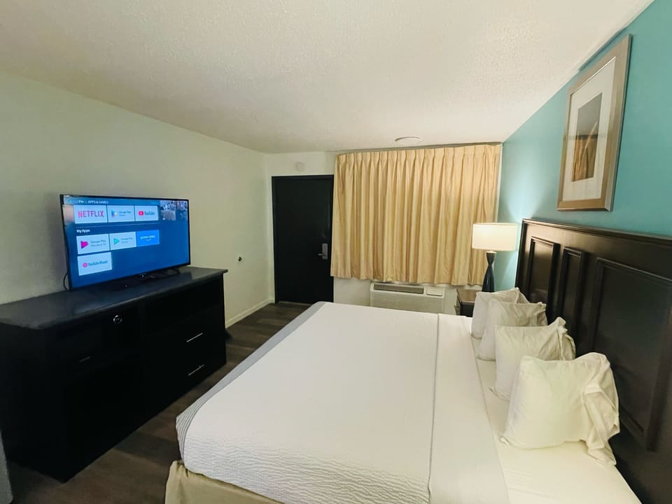 Standard Room, 1 King Bed Non-smoking | Living area | LCD TV