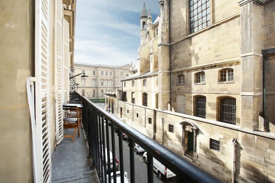 Balcon avec vu sur le musée du Louvre