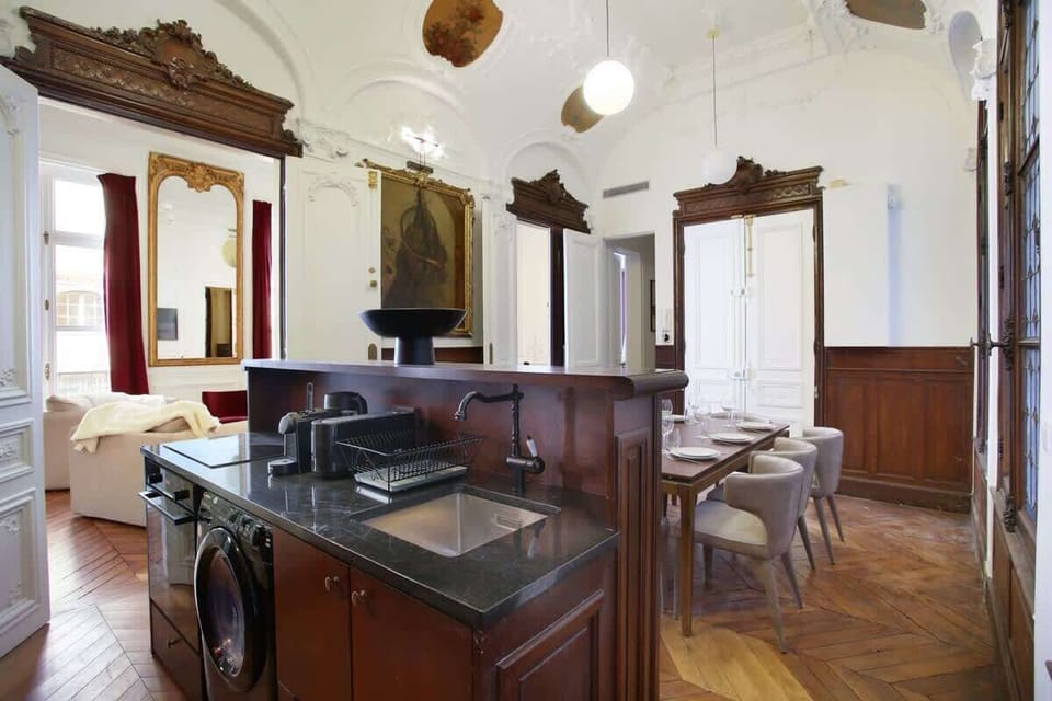 Cuisine entièrement équipée avec grande salle à manger