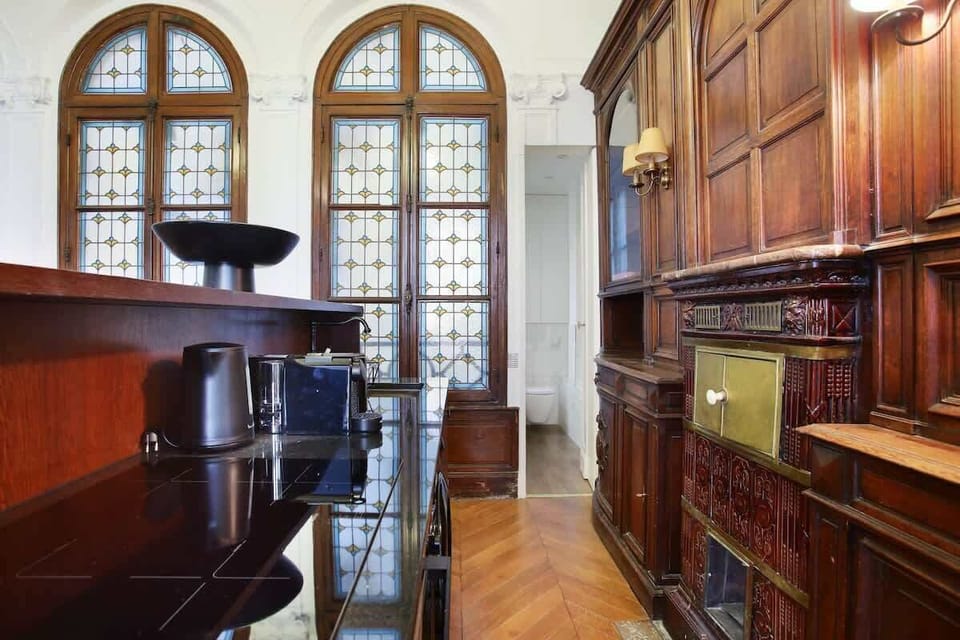 Cuisine entièrement équipée avec grande salle à manger