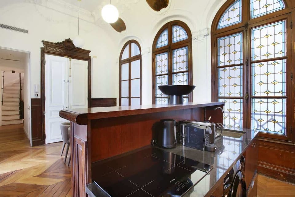 Cuisine entièrement équipée avec grande salle à manger