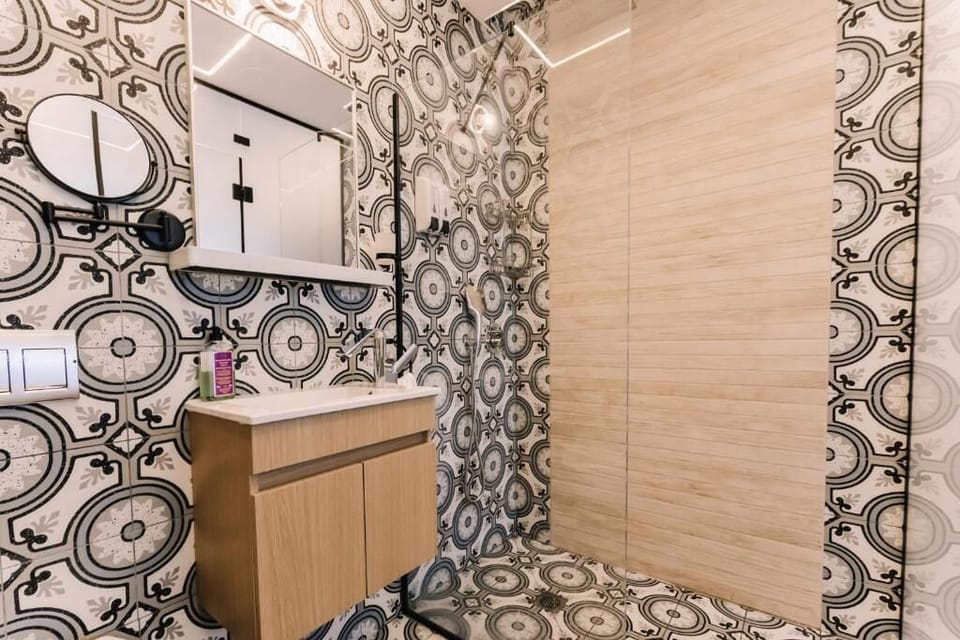 Deluxe Studio, 1 Queen Bed | Bathroom | Hair dryer, towels