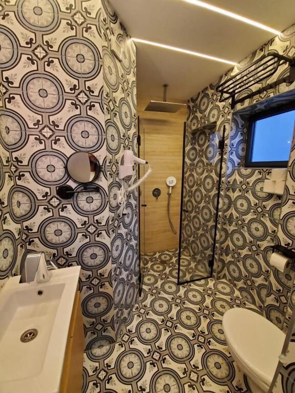 Deluxe Studio, 1 Queen Bed | Bathroom | Hair dryer, towels