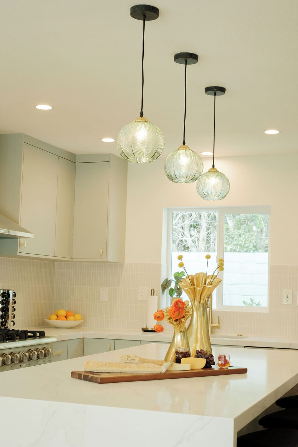 Full-size fridge, microwave, oven, stovetop