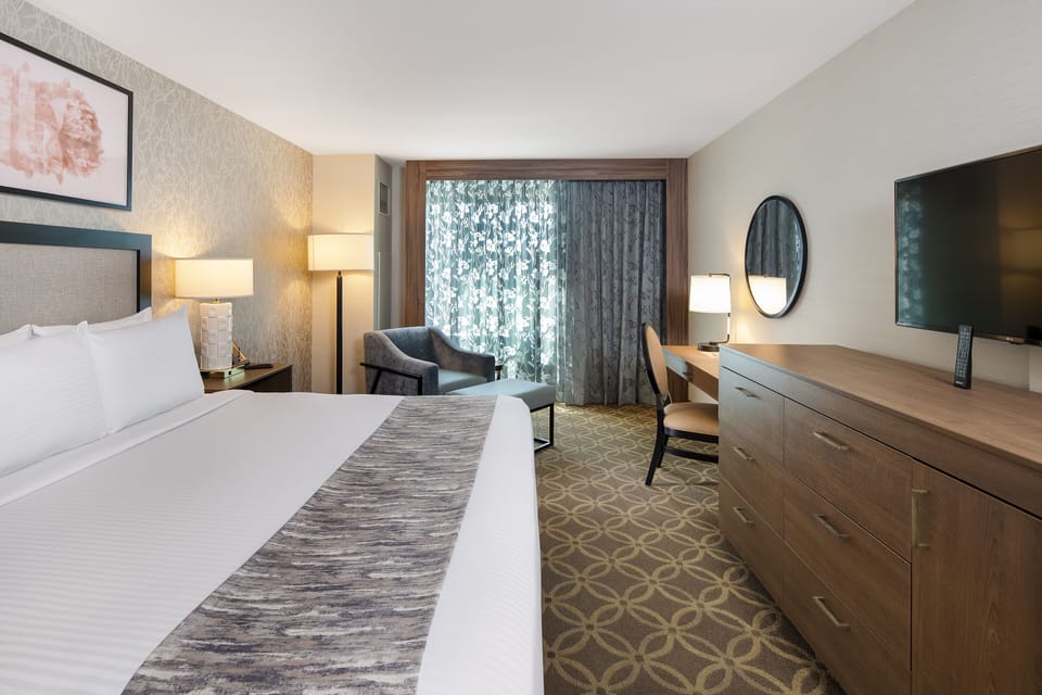 Premium bedding, desk, iron/ironing board, WiFi (free)