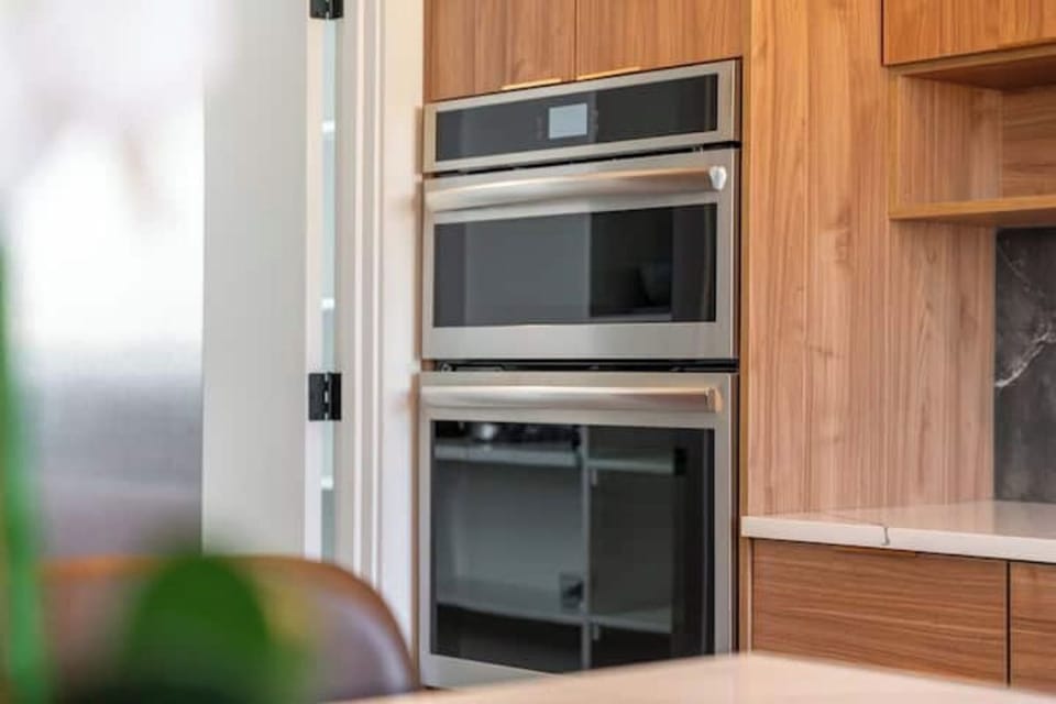 Oven and microwave 