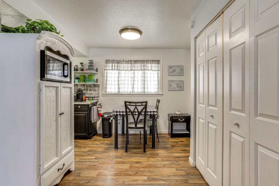 Dining Area | Dishware & Flatware Provided