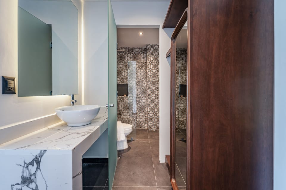 Deluxe Double Room | Bathroom | Bathtub, towels, soap, shampoo