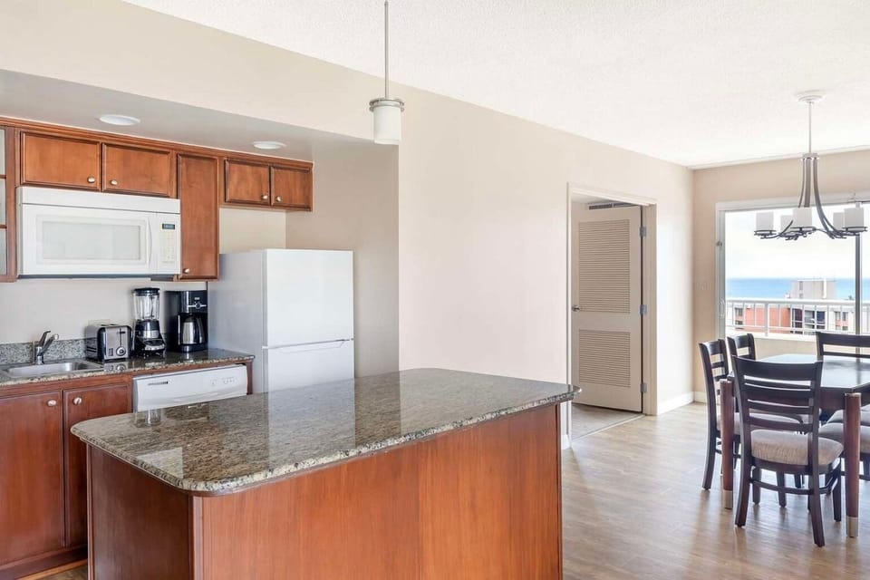 Kitchen & Dining Area