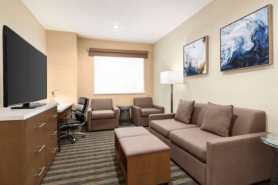 819e3a5f-48e5-4339-a0e2-6af81536f7f8_4_WA_2BR_Living.jpg