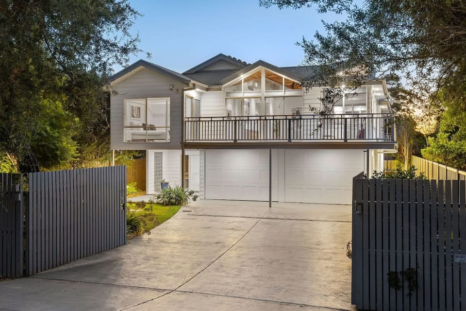 House | 5 bedrooms, iron/ironing board, high-speed internet