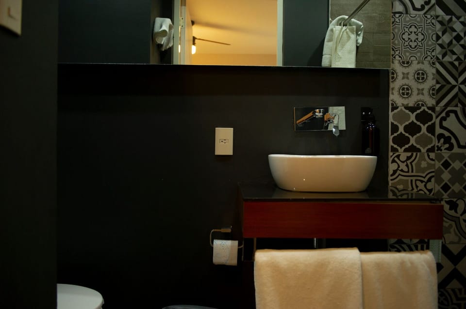 Shower, rainfall showerhead, free toiletries, towels
