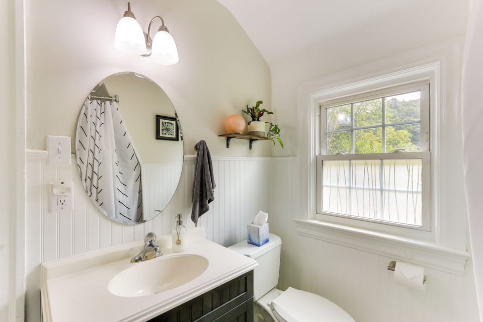 Bathroom | Complimentary Toiletries | Towels Provided