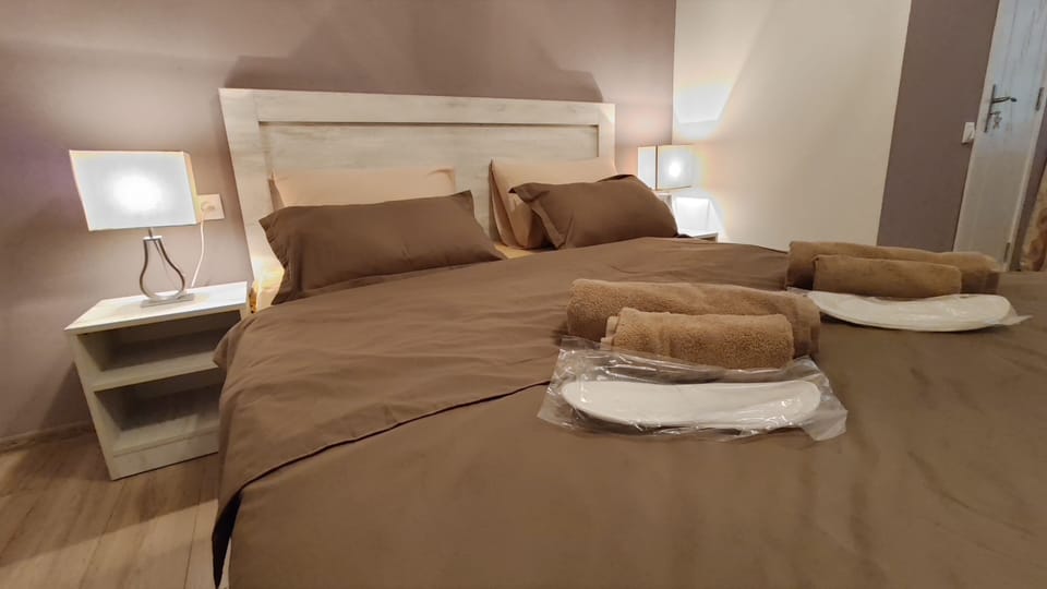 Wine | 1 bedroom, individually decorated, blackout drapes, soundproofing