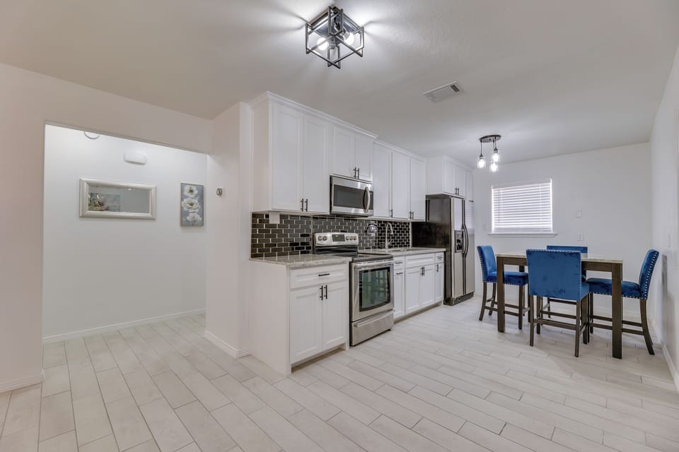 Eat-In Kitchen