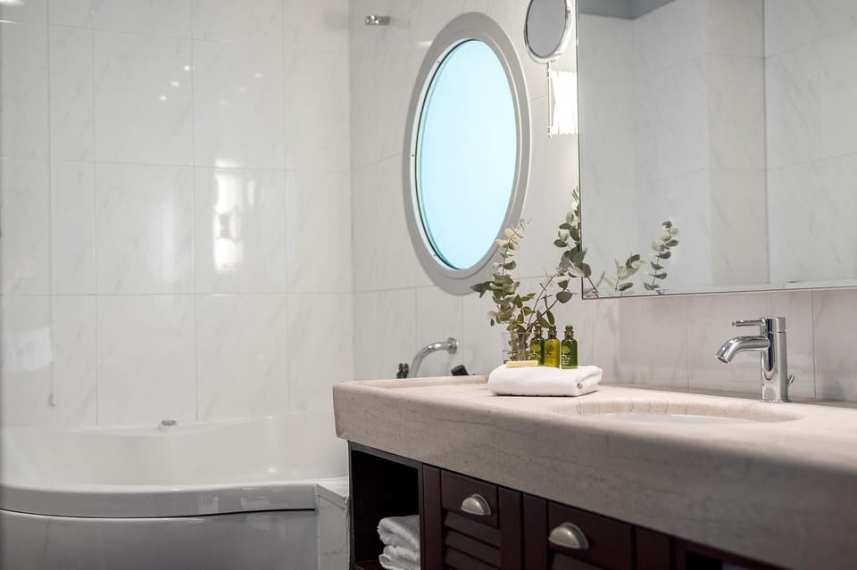 Junior Suite | Bathroom | Free toiletries, hair dryer, towels, soap