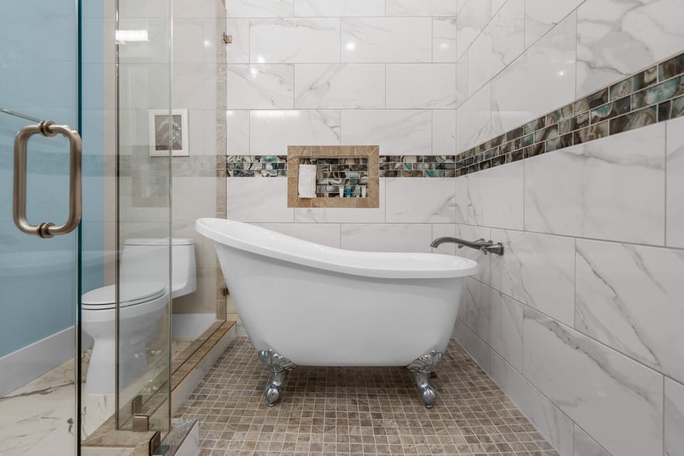 'Jellyfish' Master King Suite Bath | Second Floor