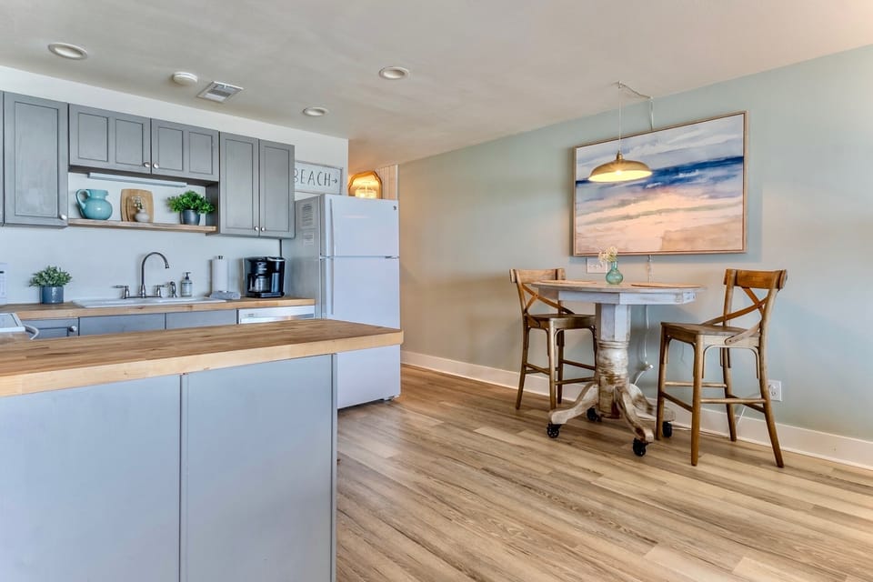 Enjoy a casual meal, none of watch some TV or relax and take in the gulf view.