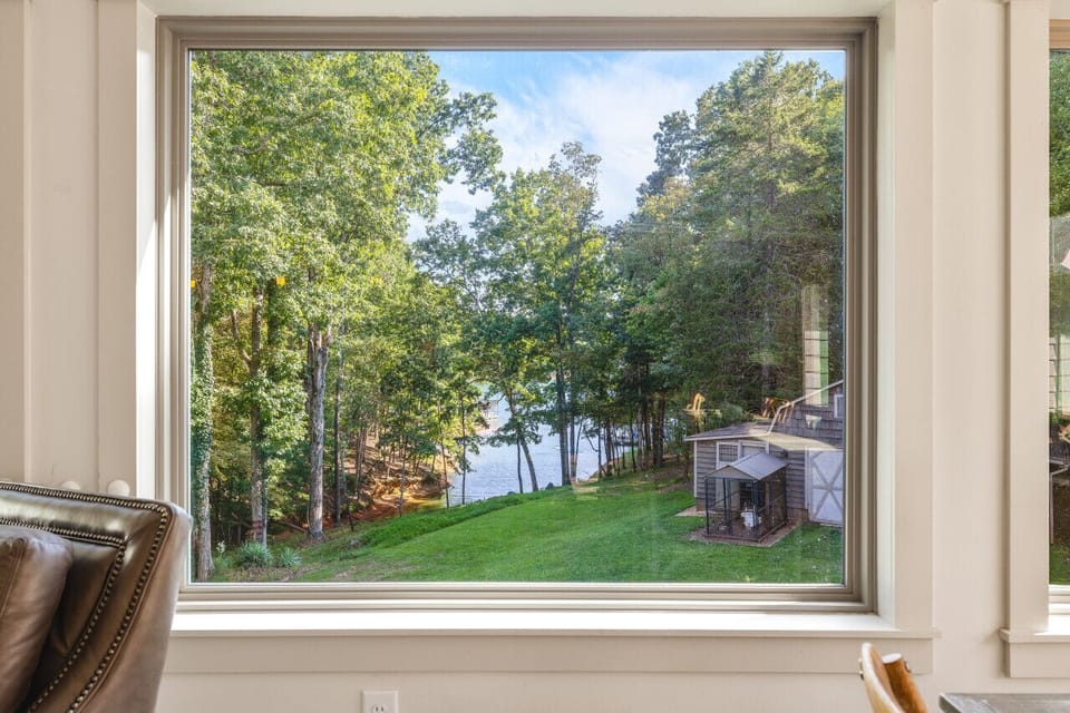 The living room and kitchen feature breathtaking views you’ll love, creating the perfect space to relax, connect, and enjoy every moment.