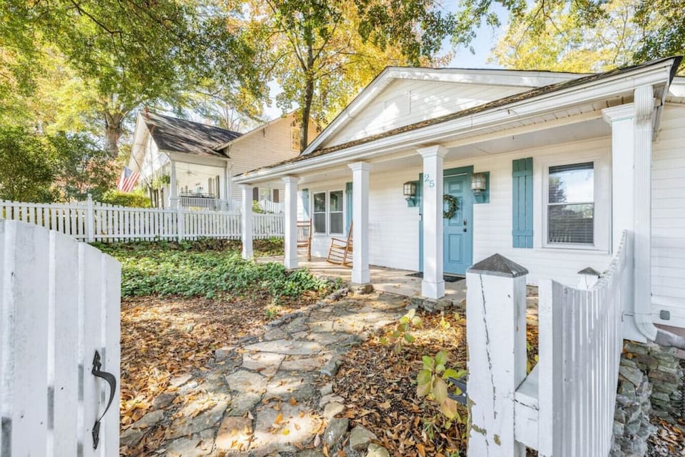 Find calm, connection, and cozy moments at Buford Bungalow—your lakeside retreat.