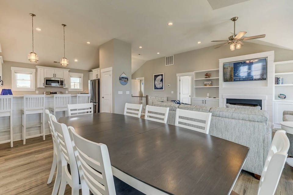 Top-Level Dining Room with Table (seats 8)