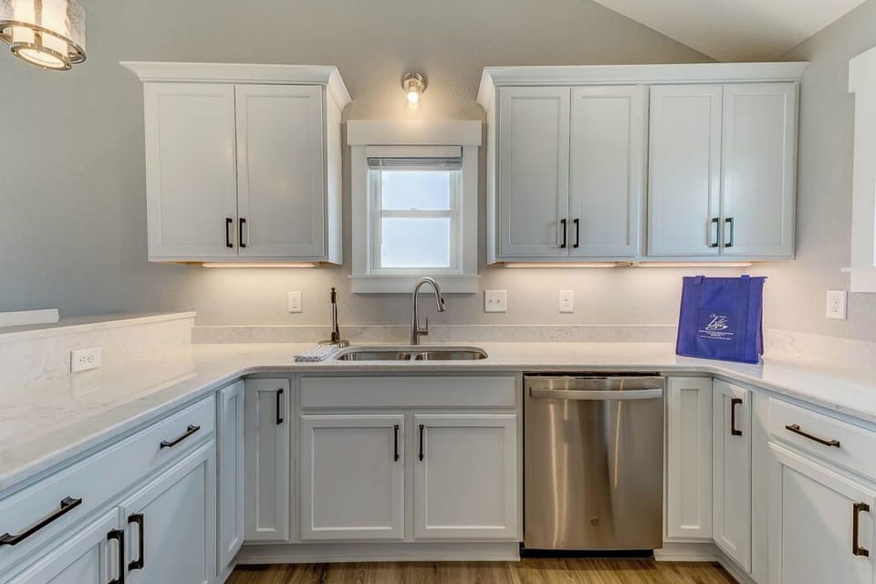 Top-Level Kitchen with Bar (seats 4)