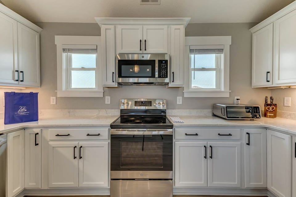 Top-Level Kitchen with Bar (seats 4)