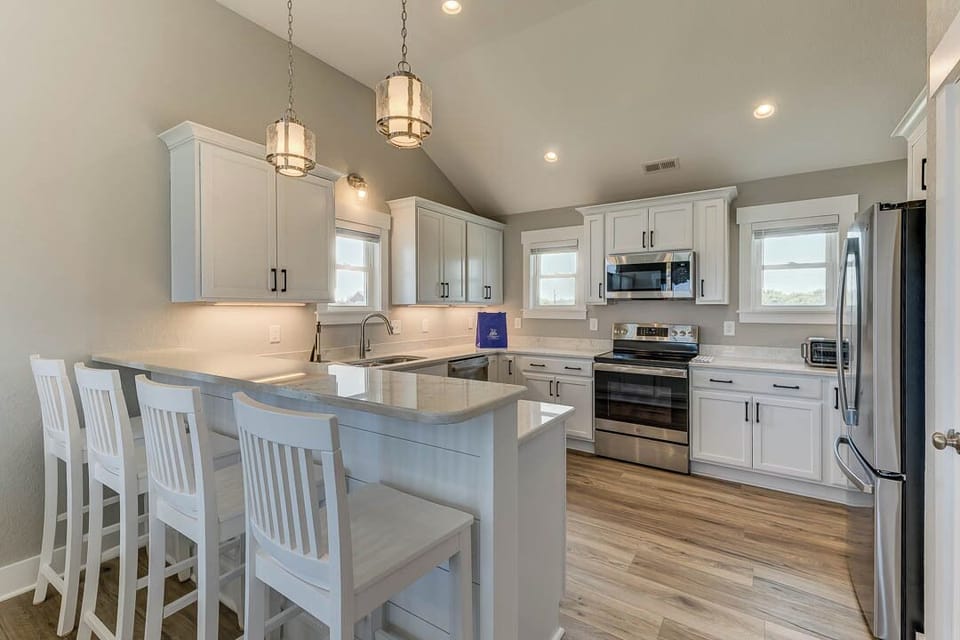 Top-Level Kitchen with Bar (seats 4)