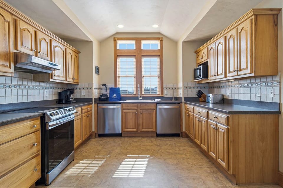 Top-Level Kitchen with Bar (seats 4)