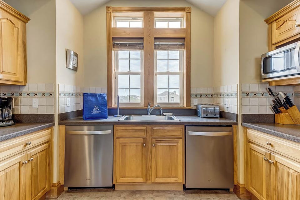 Top-Level Kitchen with Bar (seats 4)