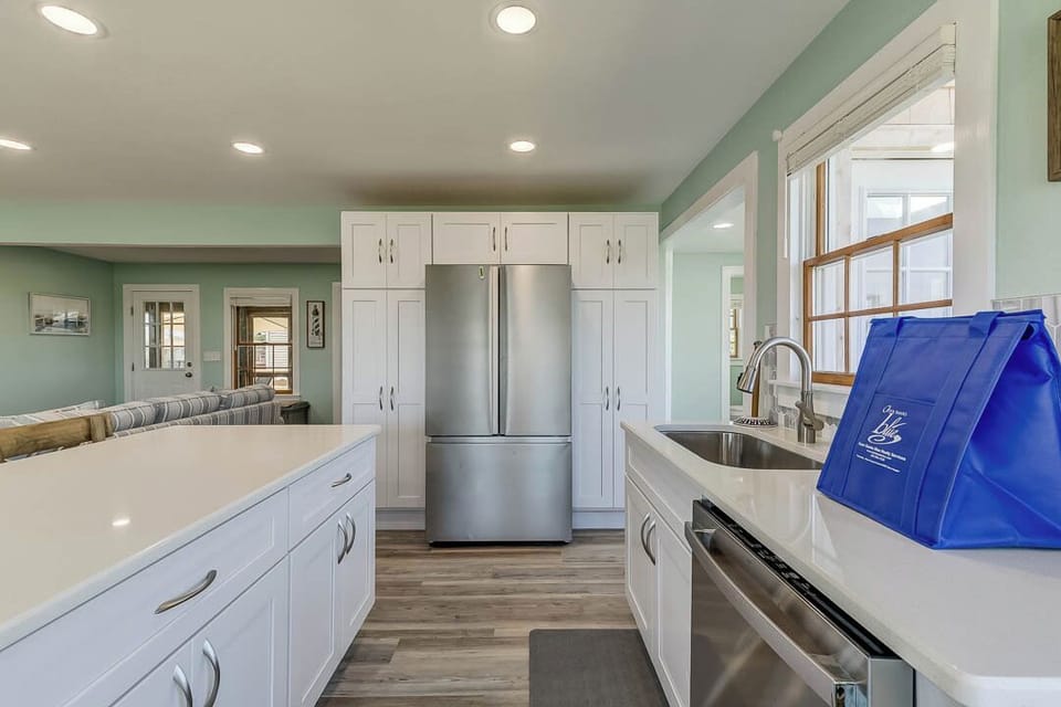 Mid-Level Kitchen with Bar (seats 3)