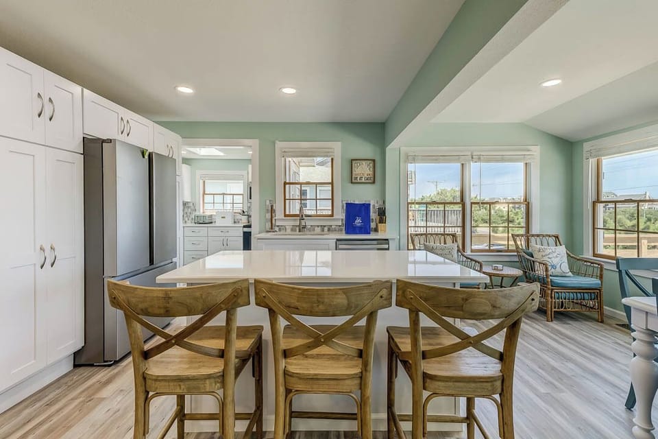 Mid-Level Kitchen with Bar (seats 3)