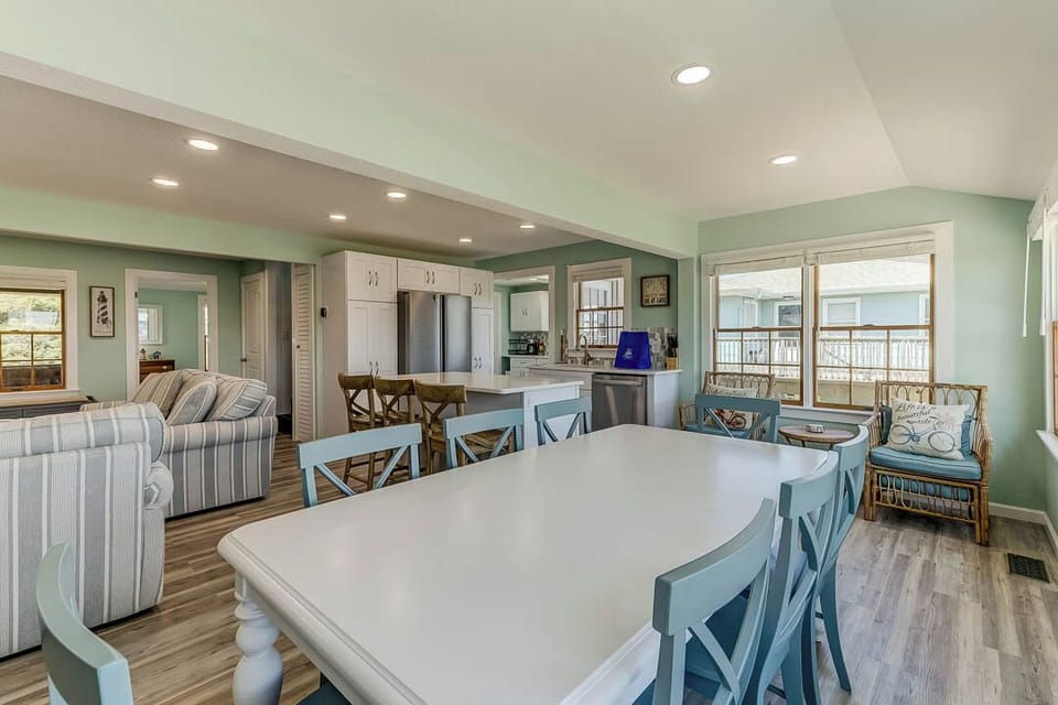 Mid-Level Dining Room with Table (seats 8)