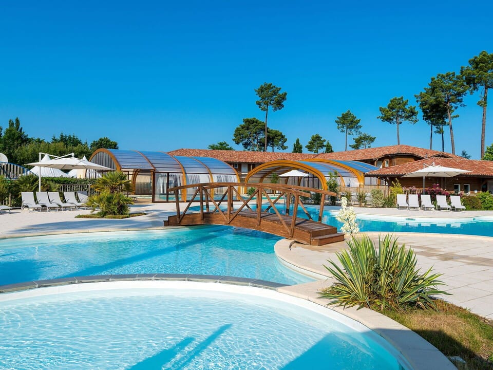 Water, Sky, Plant, Property, Swimming Pool, Seaside Resort, Building, Tree, Azure, Leisure