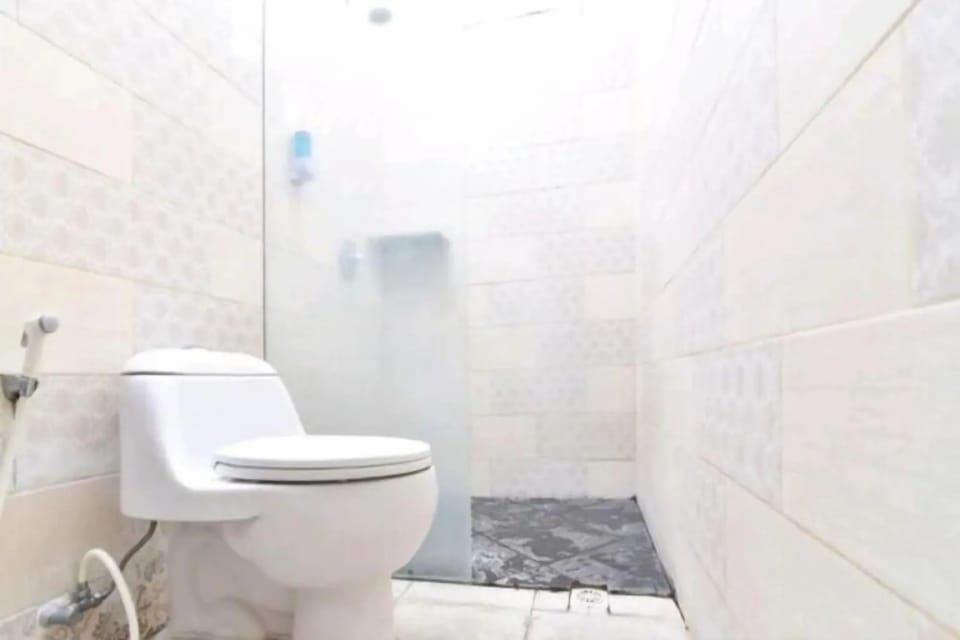 Deluxe Room | Bathroom | Shower, rainfall showerhead, towels