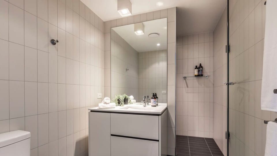 Modern main bathroom with shower