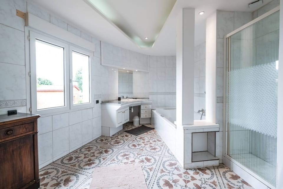 Bathroom with shower + bath - 1 washbasin - Hairdryer - Towels provided.