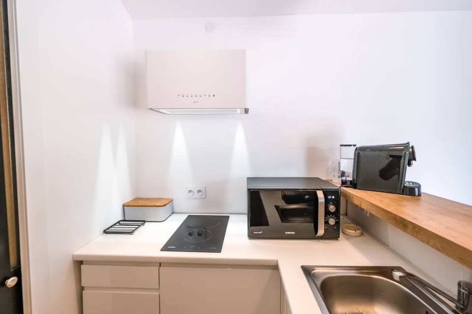 Fully equipped kitchen - Dishwasher - Nespresso coffee machine + filter - Electric kettle - Induction hob - Household linen provided.